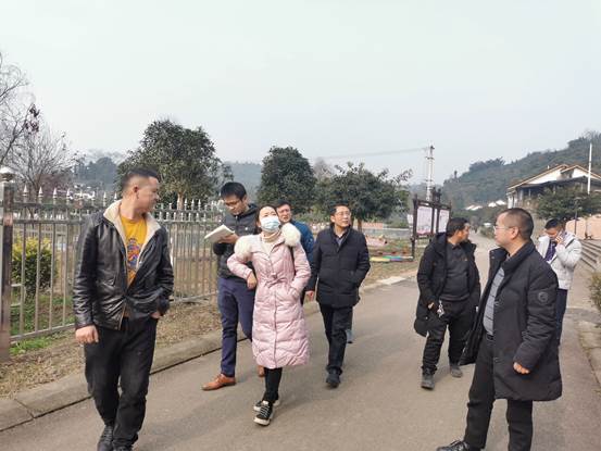 一群人站在路上描述已自动生成