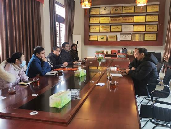 餐厅里的人们描述已自动生成